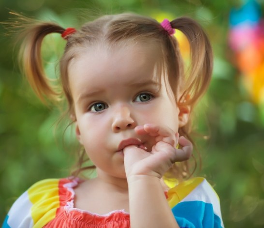 Child sucking thumb before treatment for non-nutritive habits