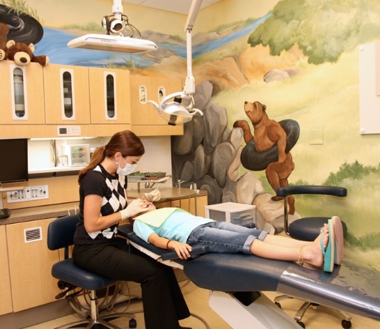 Pediatric dentist providing children's emergency dentistry treatment